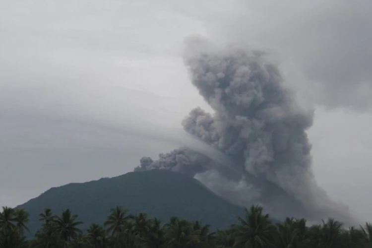 Ket. Foto: Gunung Ibu Dikabarkan Erupsi Pagi Ini