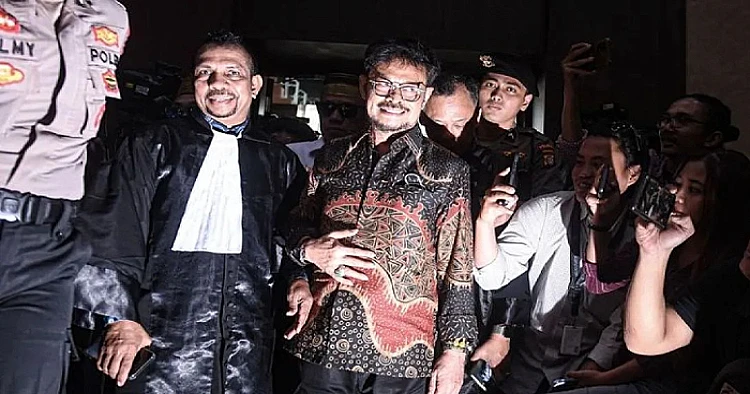 Potret mantan Menteri Pertanian RI, Syahrul Yasin Limpo atau SYL (pakai batik dan kacamata)