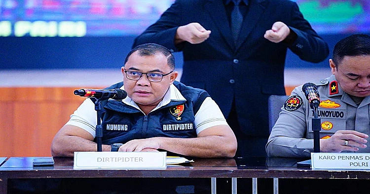 Dittipidter Bareskrim Polri mengungkap kasus penyelewengan BBM bersubsidi berupa Solar di Kolaka, Sulawesi Tenggara.