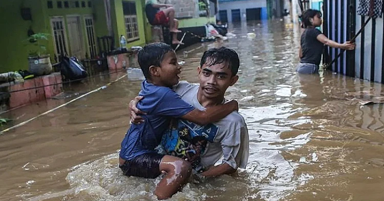 Potret warga yang terdampak bencana banjir di Jakarta akibat luapan kali Ciliwung