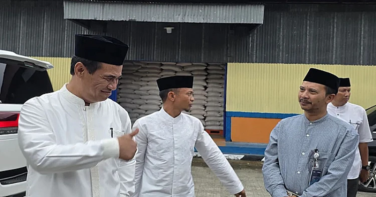 Potret Menteri Pertanian (Mentan) Andi Amran Sulaiman melakukan sidak di gudang Perum Bulog Bone, Sulawesi Selatan