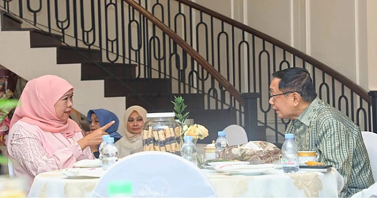 Potret Gubernur Jatim Khofifah Indar Parawansa ketika sedang bersama dengan pemilik Maspion Grup Alim Markus