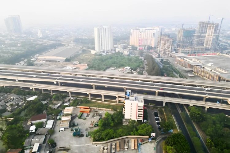 Ket. Foto: Indeks Kualitas Udara di Jakarta Berada pada Kategori Tidak Sehat pada Hari Jumat Pagi