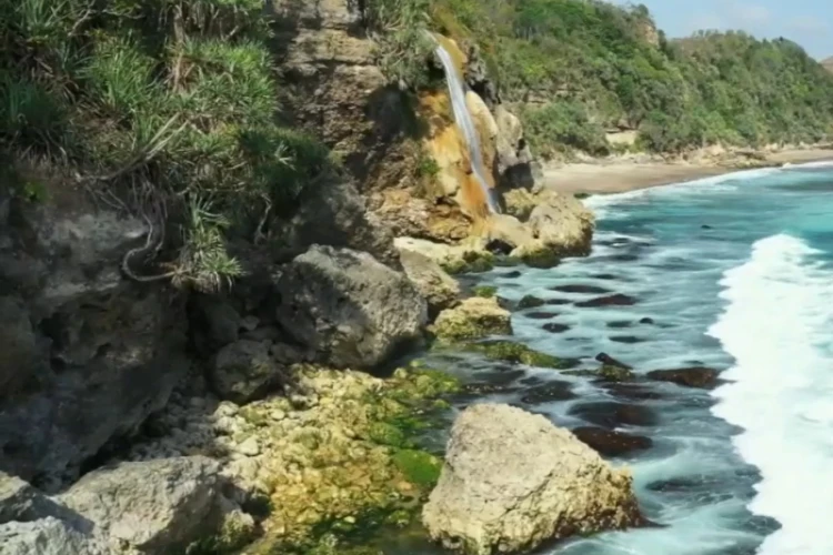 Ket Foto: Pantai Umbul Waru dengan Pesona yang Menakjubkan