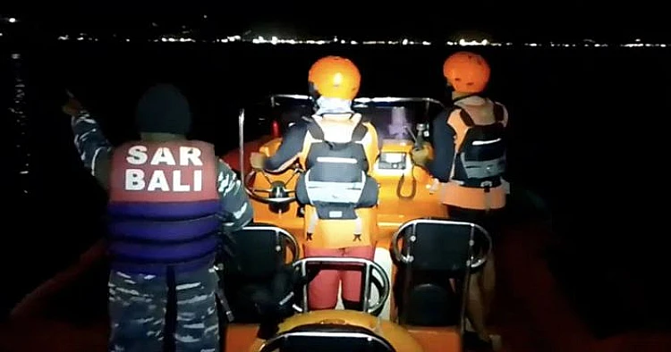 Ket. Foto potret proses pencarian penumpang kapal tenggelam di Selat Bali