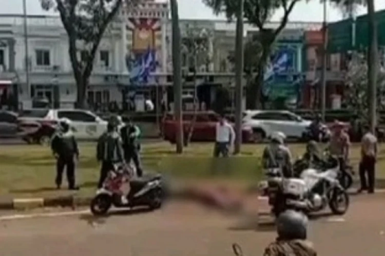Polisi menembak mati terduga begal motor bersenjata di dekat lampu merah BSD, Serpong.