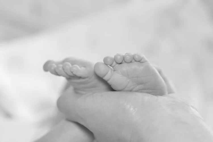 Viral kasus jual-beli bayi di Depok. Sindikat terungkap lewat Facebook, delapan orang ditangkap polisi.
