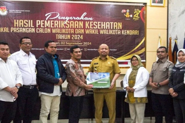 Ket. Foto: RSUD Kota Kendari Menyerahkan Hasil Tes Pemeriksaan Kesehatan Bapaslon Wali Kota dan Wakil Wali Kota ke KPU