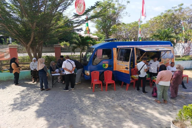 Ket. Foto: Pasar Bergerak Milik Disperindag Palu Mensubsidi Sejumlah Bahan Pangan