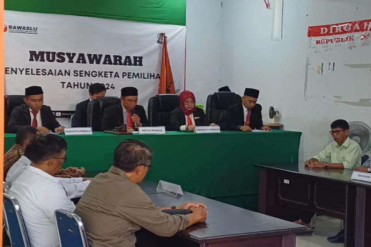 Ket Foto: Bawaslu membacakan kesimpulan dan putusan berkaitan sengketa Amrullah dengan KPU Parigi moutong