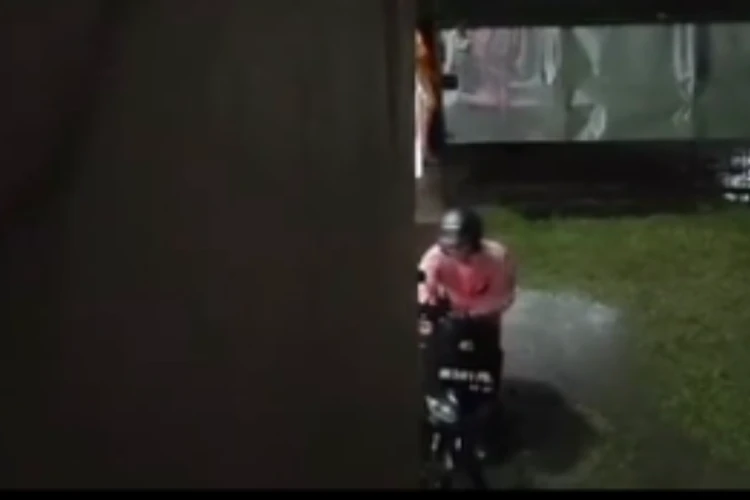 Tangkap layar video detik-detik percobaan aksi pencurian motor yang ketahuan pemiliknya di Medan