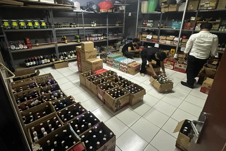 Polda DIY menyegel 38 toko penjual minuman keras ilegal dan menyita ribuan botol dalam operasi besar.