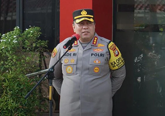 Kapolres Metro Jakarta Selatan, Kombes Pol Ade Rahmat Idnal sebut Remaja pembunuh ayah dan neneknya dikenal sopan dan penurut.