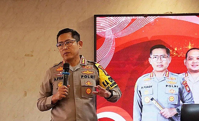 Enam orang ditangkap terkait penyiraman air keras terhadap Aipda Ibrohim. Polisi masih memburu dua pelaku utama.