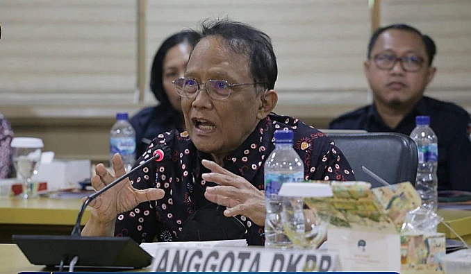 Anggota Dewan Kehormatan Penyelenggara Pemilu, J Kristiadi pecat 3 anggota KPU Jayawijaya.