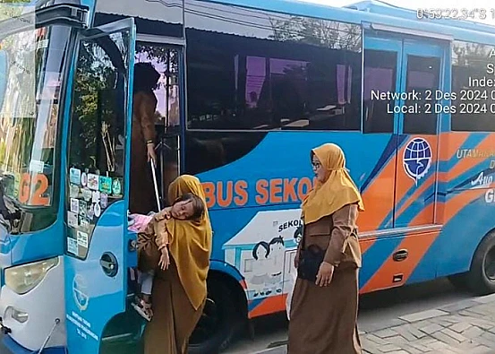 Ket. Foto: Masyarakat Palu yang Bekerja di Kabupaten Donggala Disediakan Bus Antar Jempur oleh Pemerintah Kota Palu