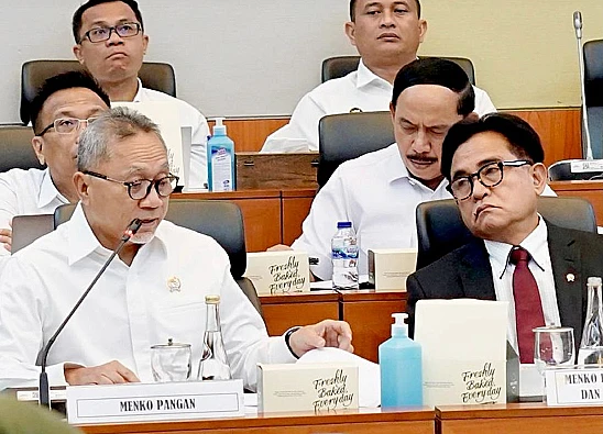 Potret Menko Pangan, Zulkifli Hasan dan Menko Bidang Hukum HAM Imigrasi dan Kemasyarakatan, Yusril Ihza Mahendra rapat bersama DPR