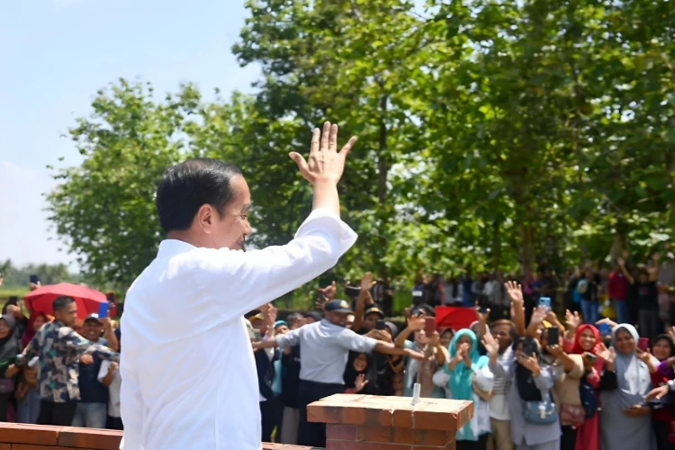 Ket. Foto: Presiden Jokowi Menyatakan Jika APBN Memungkinkan Situasinya, Maka Bantuan Pangan Dapat Dilanjutkan (Foto/X/@jokowi)