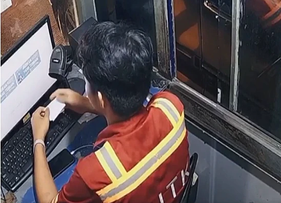 Tangkap layar video CCTV yang menampilkan detik-detik petugas di pelabuhan Bakauheni Lampung ditodong senpi