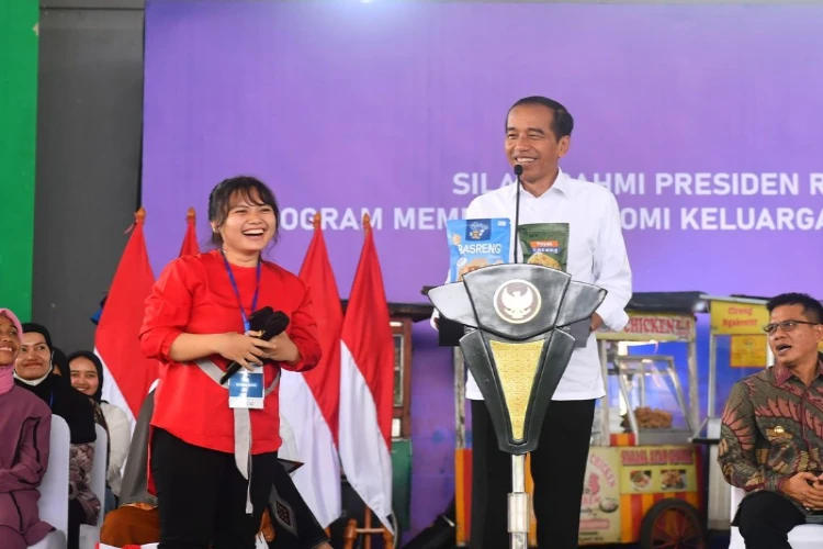 Ket. Foto: Presiden Jokowi Dilaporkan Menikmati Malam Minggu di Jalan Braga Bandung