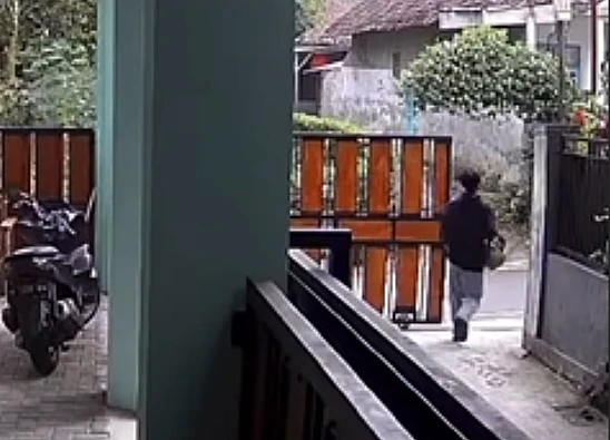 Tangkap layar video yang menampilkan aksi pencurian LPG 3 Kg di sebuah rumah kos di malang