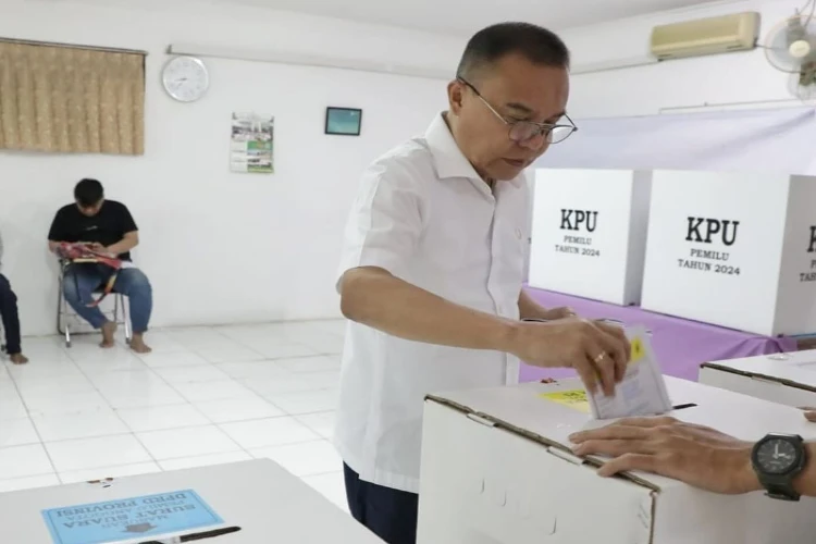 Ket. Foto: Wakil Ketua DPR, Sufmi Dasco Ahmad, Memastikan Jika Pilkada Jakarta Tetap Dipilih Secara Langsung oleh Rakyat