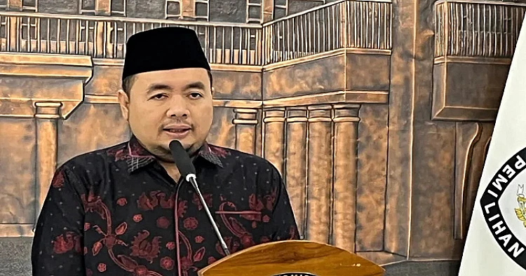 Potret Ketua KPU RI Mochammad Afifuddin ketika memberikan keterangan di hadapan para wartawan