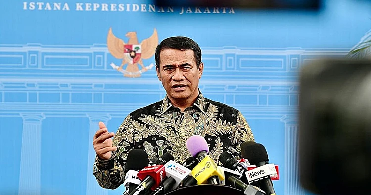Potret Menteri Pertanian RI, Andi Amran Sulaiman sedang memberikan keterangan kepada awal media