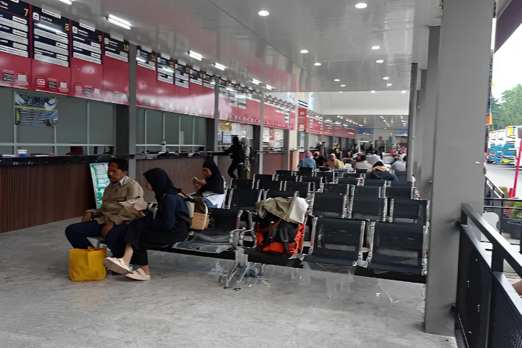 Ket. Foto: Pemudik Mulai Memadati Terminal Kalideres untuk Pulang ke Kampung Halaman di Minggu Terakhir Bulan Ramadhan