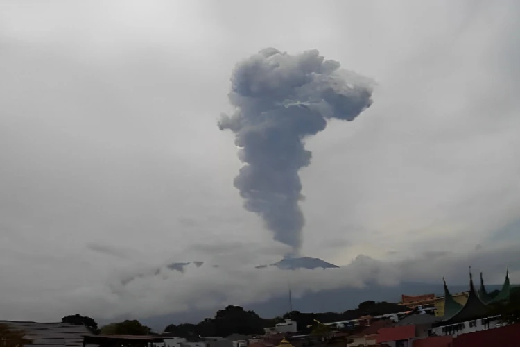 Ket. Foto: Gunung Merapi Menyemburkan Awan Panas hingga 6 Kali pada Pagi Hari Ini