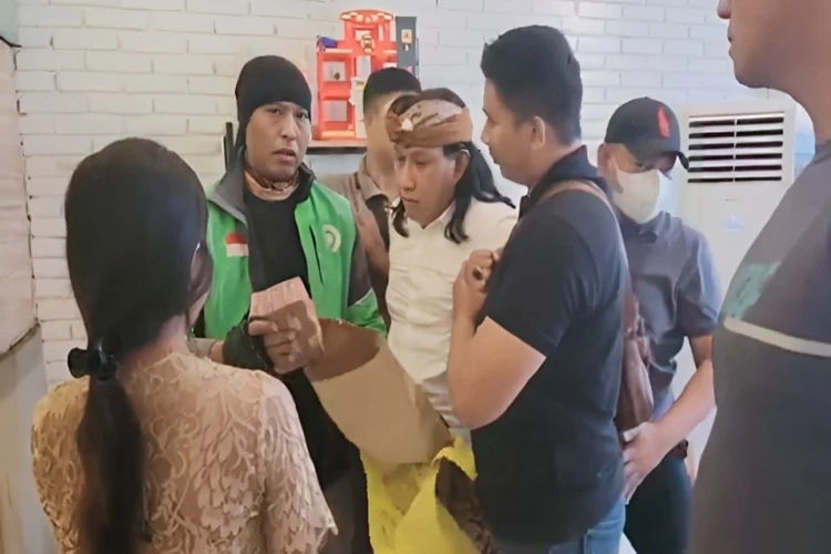 Penangkapan Bendesa Adat Berawa, Ketut Riana, yang terjaring operasi tangkap tangan (OTT) viral di media sosial.