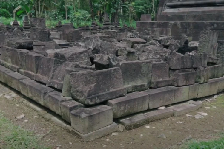 Ket Foto: Candi Lawang dengan Warisan Sejarah yang Menyatu dengan Keindahan Alam Sekitarnya