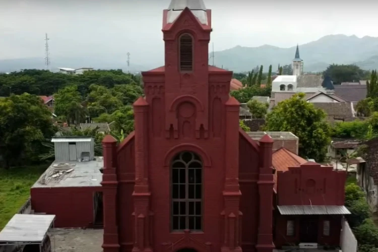 Ket Foto: Gereja Merah Kediri