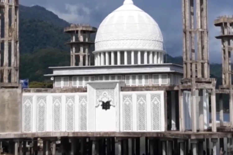 Ket Foto: Masjid Jamik Apung di Aceh Selatan