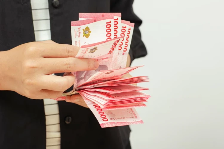 Asniani, seorang pensiunan guru TK di Jambi yang diminta mengembalikan gaji serta tunjangan yang diterimanya 2 tahun terakhir.