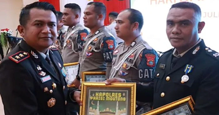 Ket. Foto potret Kapolres Parigi Moutong menyerahkan penghargaan berupa paket umrah