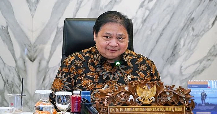 Ket. Foto potret Menteri Koordinator Bidang Perekonomian Airlangga Hartarto ketika sedang mengikuti rapat