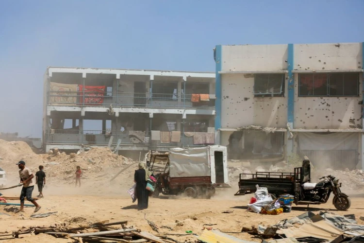 Ket. Foto: Sekolah Tempat Warga Palestina Berlindung di Jalur Gaza Tengah Diserang oleh Pasukan Penjajah Israel