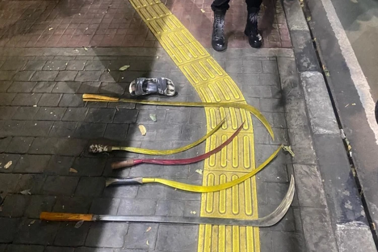 Senjata tajam yang diduga untuk tawuran oleh 11 remaja berhasil diamankan tim patroli.