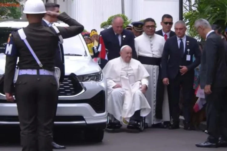 Kebijakan adzan Magrib jadi running text saat Misa Akbar Paus Fransiskus menuai berbagai tanggapan,