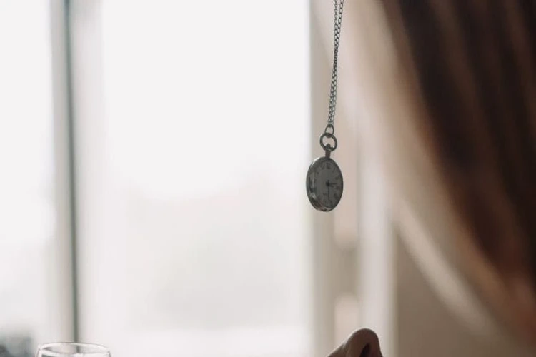 Penangkapan sindikat hipnotis di Kelapa Gading mengungkap tiga pelaku residivis. Baca berita terbaru dan rinciannya.