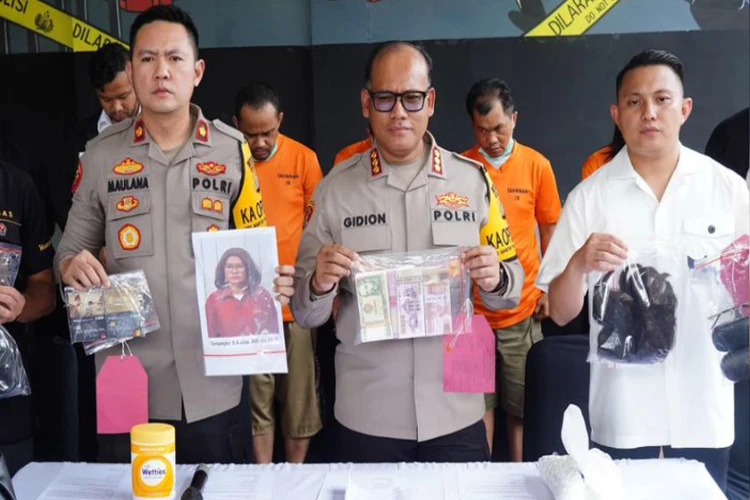 Polisi tangkap empat pelaku sindikat penupian hipnotis yang membuat korbannya alami kerugian hingga puluhan juta.