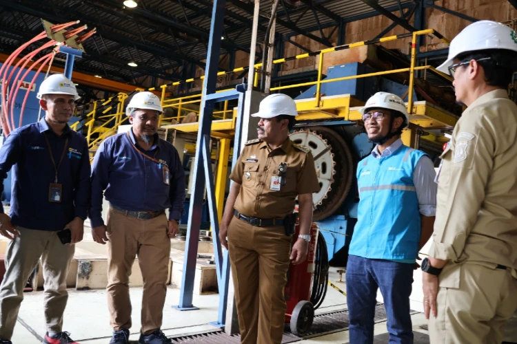 Ket. Foto: Pj Bupati Pinrang Melakukan Kunjungan Kerja ke Unit PLTD Kecamatan Suppa