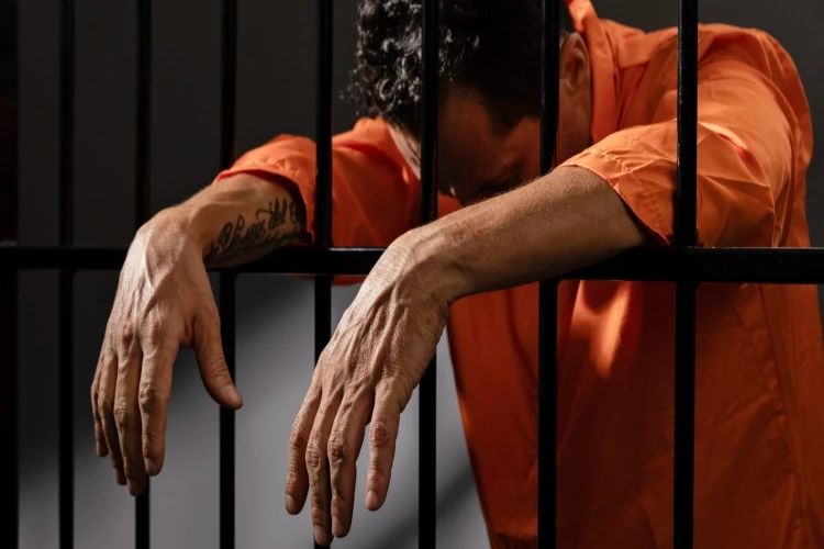 KPK tahan dua tersangka dugaan korupsi pengadaan APD Covid-19, kerugian negara diperkirakan mencapai Rp625 miliar.