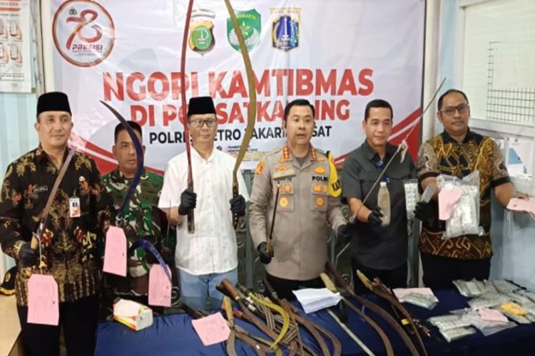 Polres Metro Jakarta Pusat tangkap 5 remaja tersangka tawuran, salah satunya menyiram air keras ke polisi.