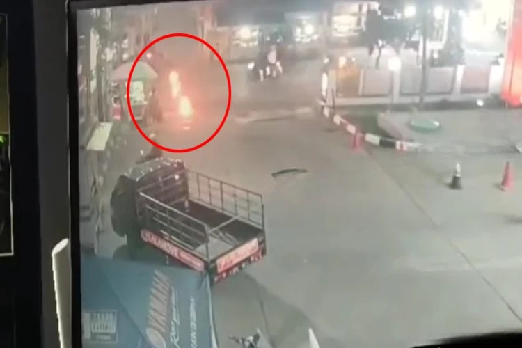 Viral di medsos, pria berinisial S membakar diri di SPBU Pondok Kacang setelah cekcok dengan istrinya.