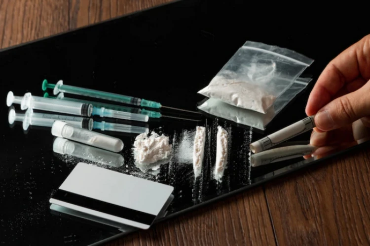 BNN mengungkap jaringan narkoba internasional dengan mengamankan delapan tersangka dan menyita ratusan kilogram sabu, heroin, dan ganja.