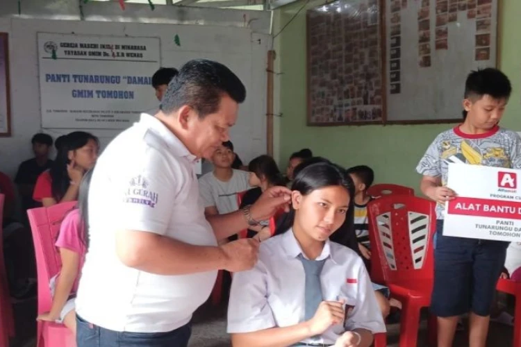 Ket. Foto: 7 Anak Tuna Rungu di Tomohon Memperoleh Alat Bantu Dengar