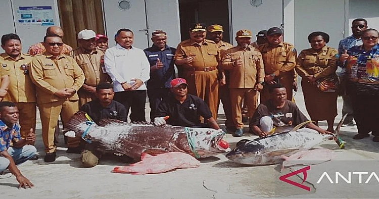 Wakil Bupati Biak Numfor Jimmy Kapissa mendampingi Gubernur Papua Pegunungan John Tabo dan Wakil Ketua DPR Papeg Hengky Dany Jikwa saat mengunjungi Kampung Nelayan Modern Samber-Binyeri Biak, Selasa (15/7).