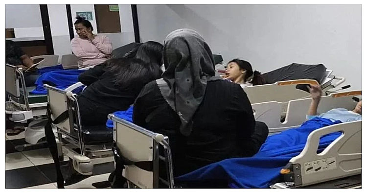 Wali murid siswa SDN 01 Gedong, Pasar Rebo, Jakarta Timur mengantarkan anaknya ke IGD RSUD Pasar Rebo.